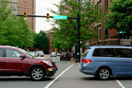 congested traffic blocking a green lightのeditorial素材
