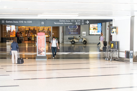 IAH, Houston Intercontinental Airport, Houston, TX, USA - passengers walking with lugagge in airportのeditorial素材