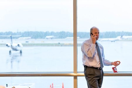 IAH, Houston Intercontinental Airport, Houston, TX, USA - passengers walking with lugagge in airportのeditorial素材