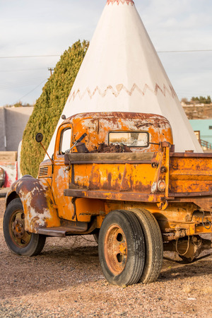 December 21, 2014 - Wigwam Hotel, Holbrook, AZ, USA: time period vehicles parked in front of the historic hotelのeditorial素材