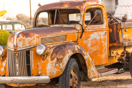 December 21, 2014 - Wigwam Hotel, Holbrook, AZ, USA: time period vehicles parked in front of the historic hotelのeditorial素材