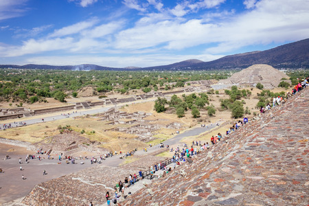 TEOTIHUACAN, MEXICO - 28 DECEMBER 2015: People climb the stairs on Teotihuacan pyramid of Sun, near Mexico city, Mexicoのeditorial素材