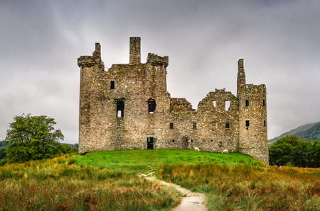 Scenic view of old medieval Kilchurn castle ruins in Scottish Highlands, United Kingdomの写真素材