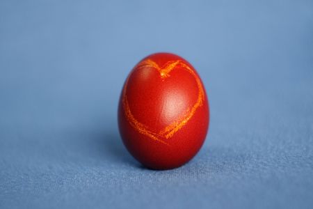 red easter egg on a blue backgroundの写真素材