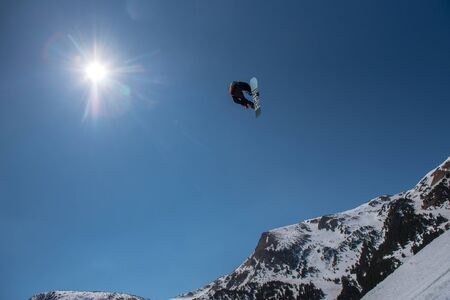 El Tarter, Andorra. 29 March 2019: Snowboarder participating in the Total Fight 2019 Grandvalira Andorra.のeditorial素材