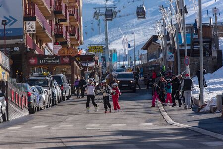 PAS DE LA CASA, ENCAMP. ANDORRA : 2020 18 FEB : SUNNY DAY IN THE POPULAR SKI RESORT IN PAS DE LA CASA, ANDORRAのeditorial素材