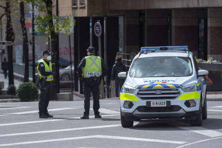 Andorra La Vella : 2020 April 18 : Andorra city center La vella, the capital of Andorra, all closed due to confinement by the COVID-19 virus, in the afternoon with the Paris bridge empty.のeditorial素材