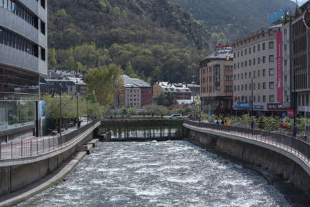 Andorra La Vella : 2020 April 18 : Andorra city center La vella, the capital of Andorra, all closed due to confinement by the COVID-19 virus, in the afternoon with the Paris bridge empty.のeditorial素材