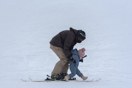 Vallnord, Andorra: 2021 January 2: Father teaches his son at the Vallnord ski resort in Andorra in winter 2020 on COVID scheduleのeditorial素材