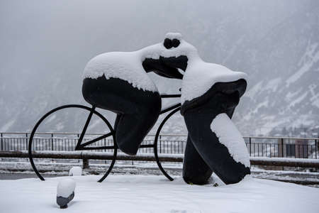 Escaldes Engordany, Andorra: 2022 April 2: Sculpture by Botero Cyclist and woman kiss. whit Snowfall in the capital city of Andorra in the winter of 2022.のeditorial素材