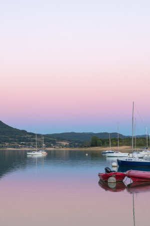 Montbel, France. 2022 August 2 . Sunset on Lake Montbel in Ariege with the boats in the summer of 2022.のeditorial素材