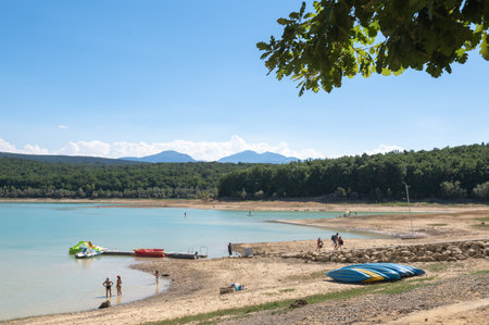 Montbel, France. 2022 August 2 . Sunset on Lake Montbel in Ariege with the boats in the summer of 2022.のeditorial素材