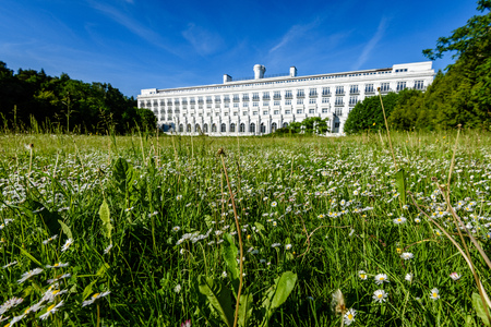 green park with walkways and large white hotel buildingのeditorial素材