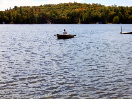       man rowing boat on Upper Penninsula inland lake                        の写真素材