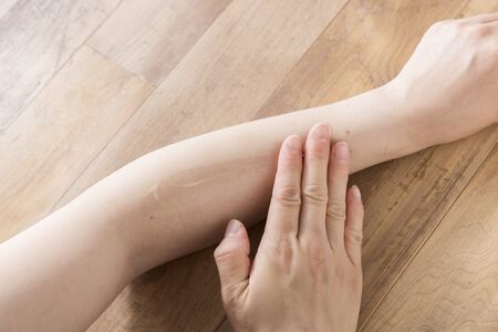 Applying sunscreen to your armの写真素材
