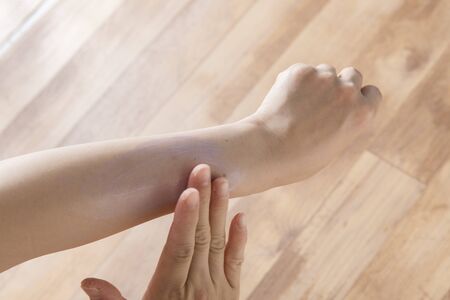 Applying sunscreen to your armの写真素材