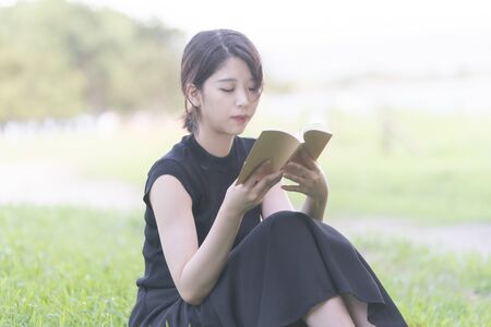 College Student Reading A Bookの写真素材