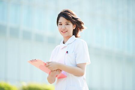 a woman in a white coatの販売画像