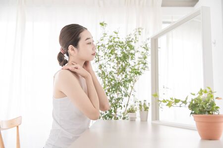 A woman who checks her skinの写真素材