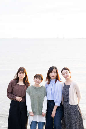 4 asian young women gathering to take a commemorative photo