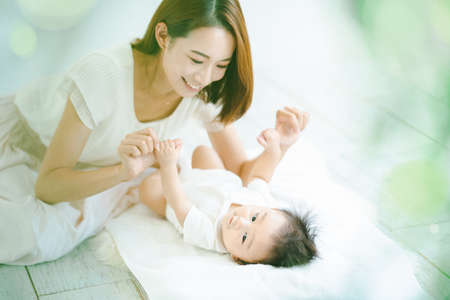 Asian mom and baby playing indoorsの写真素材