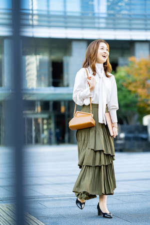 long hair woman commuting in office casual styleの写真素材