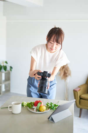 female photographer shooting in the roomの写真素材