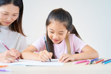 Parent and child playing and drawing in the roomの写真素材