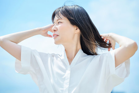 Young woman looking up at the skyの写真素材