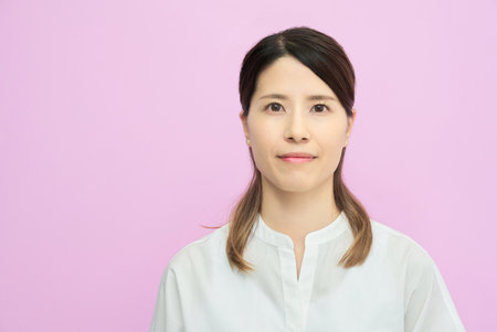 Portrait of a smiling young woman in casual clothesの写真素材