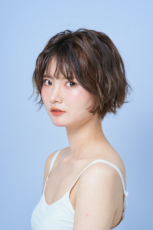 Portrait of a young woman and white backgroundの写真素材