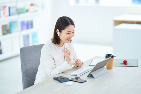 A young woman in an online meetingの写真素材