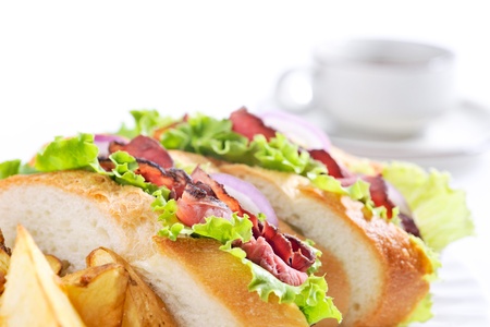Sandwich of the roast beef and coffee