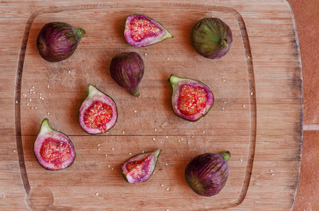 violet fresh figs on the wood deskの写真素材