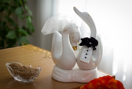Wedding statue two swans, groom and brideの写真素材