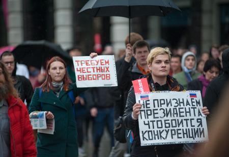 2017 - OCTOBER 7, Russia Moscow: Young brave people with transparants, one of them says âwe demand fair electionsâ. Another transparant (on the front) says: âwe donât admit the president who fears of contentionâのeditorial素材