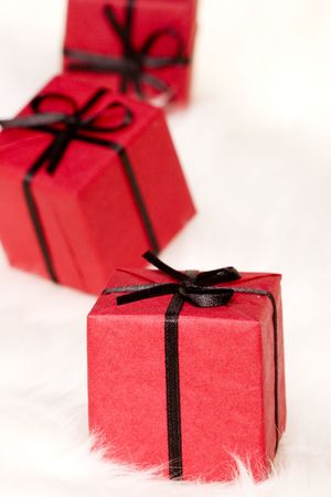 red gift boxes on white fur background

の写真素材