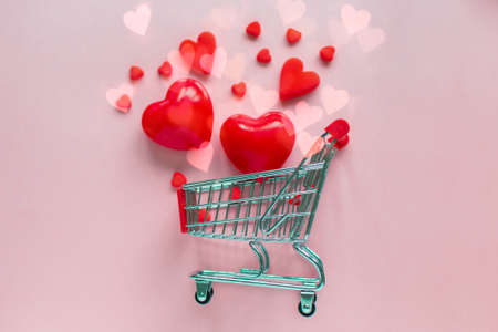 Valentine Day grocery trolley online Shopping. Seasonal Holiday sale. Romantic shopping wedding, winter Holiday Sales, Seasonal Sales, Black Friday, February 14 Valentine's Day.の写真素材