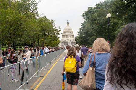 Crowds line up to bid farewell to Justice Ruth Bader Ginsburgのeditorial素材