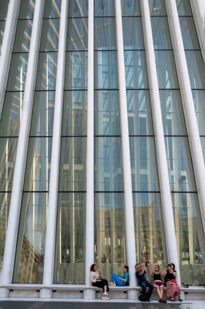 People sitting taking photos outside the Oculus building Manhattanのeditorial素材