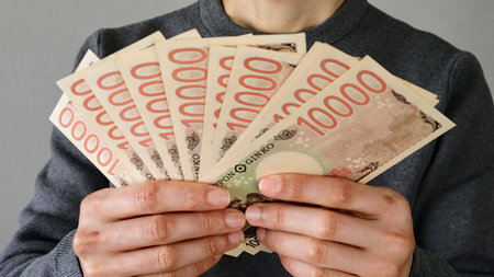 A person holding a large amount of 10,000 yen bills