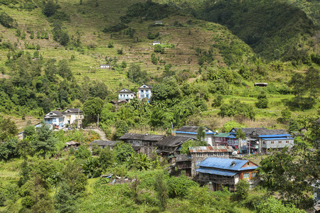 KHARIKHOLA, NEPAL - CIRCA OCTOBER 2013: Nepalese village lost among the Himalayan peaks circa October 2013 in Kharikhola.のeditorial素材