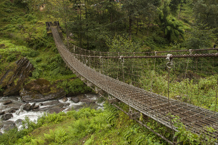 SHIVALAYA , NEPAL â CIRCA OCTOBER 2013: hanging bridges that while trekking in the Himalayas everyday circa October 2013 in Shivalaya.のeditorial素材