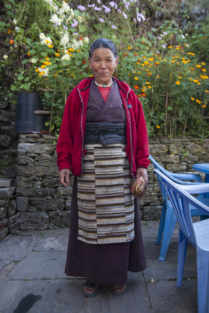 CHHEPLUNG, NEPAL - CIRCA OCTOBER 2013: Nepalese woman circa October 2013 in Chheplung.のeditorial素材