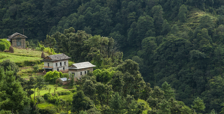 SHIVALAYA , NEPAL â CIRCA OCTOBER 2013: settlement near the village of Shivalaya circa October 2013 in Shivalaya.のeditorial素材