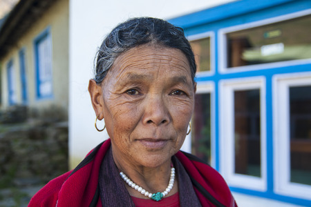 CHHEPLUNG, NEPAL - CIRCA OCTOBER 2013: Nepalese woman circa October 2013 in Chheplung.のeditorial素材