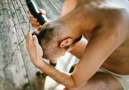 Man shaves his headの写真素材