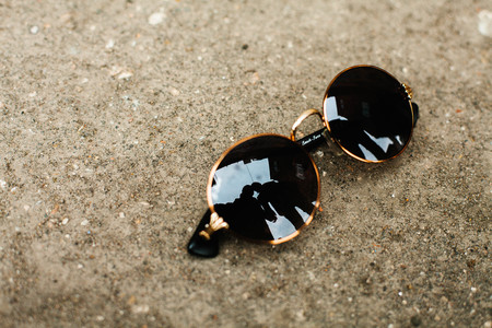 Reflection of couples in sunglasses. Moscow natureの写真素材