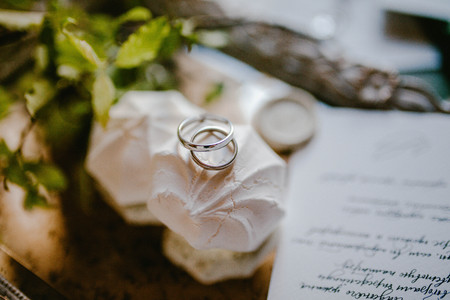 Wedding rings on a Marshmallow. Wedding dayの写真素材