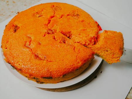 view from the top of the carrot cake with cut piece, foodの写真素材